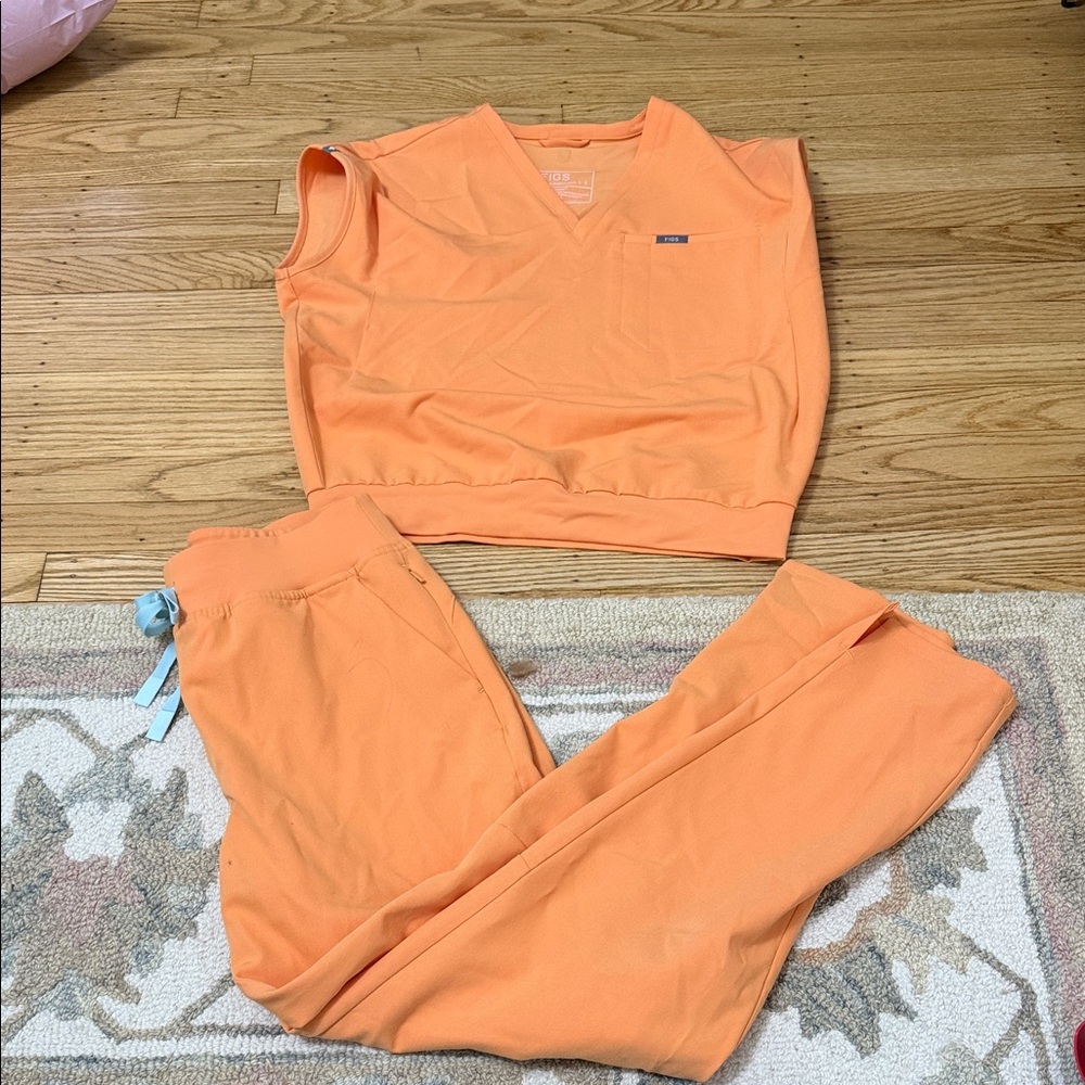 FIGS orange scrub set. Like new. Limited edition top straight leg pants size S